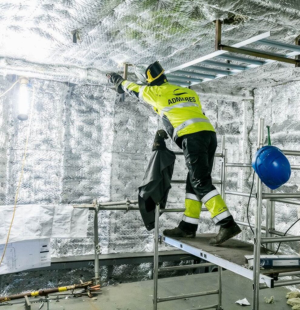 työmaavalaisin asennetaan työmaalle